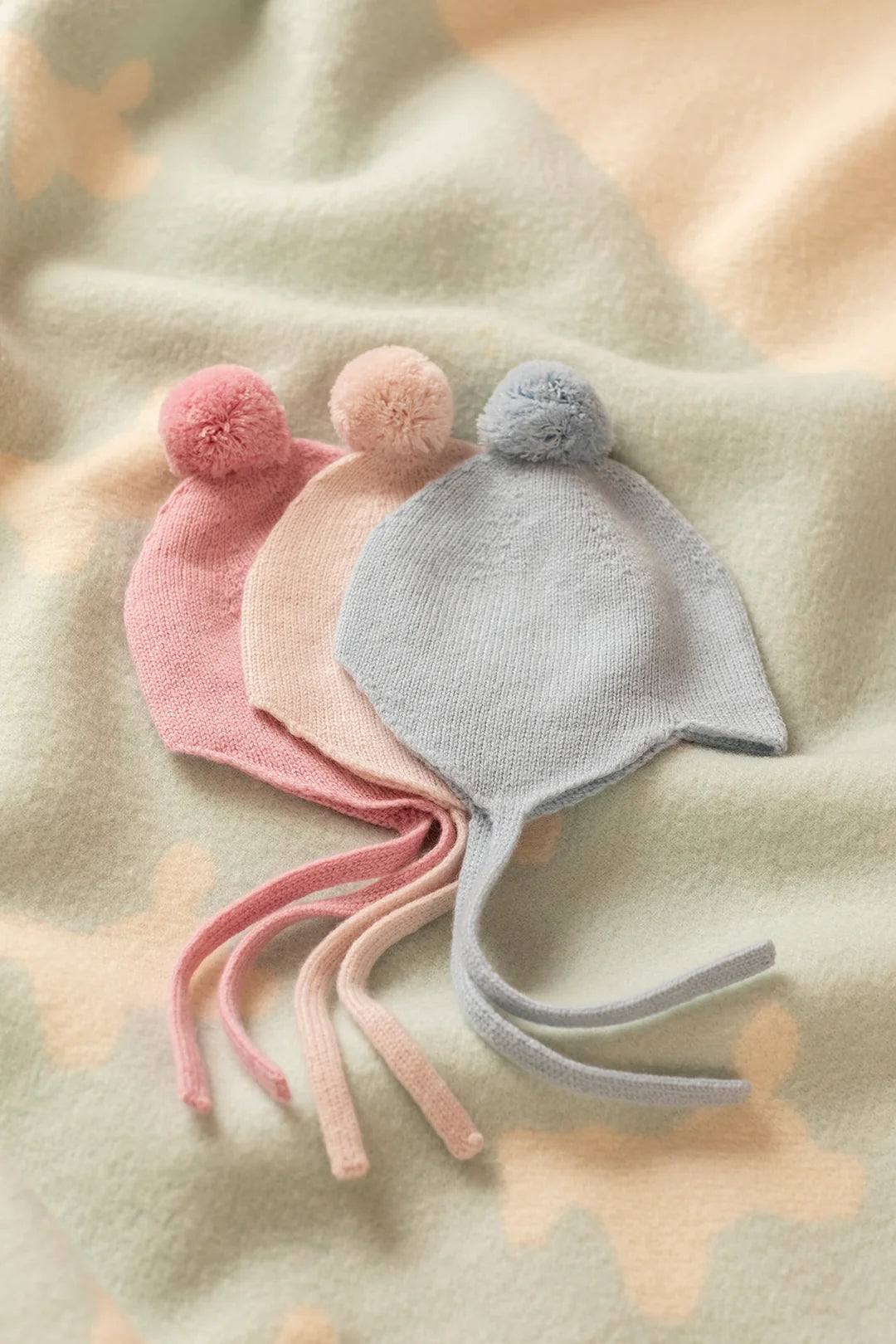 Rosie Sugden kasjmier strikmutsje met pom-pom - Spa Blue