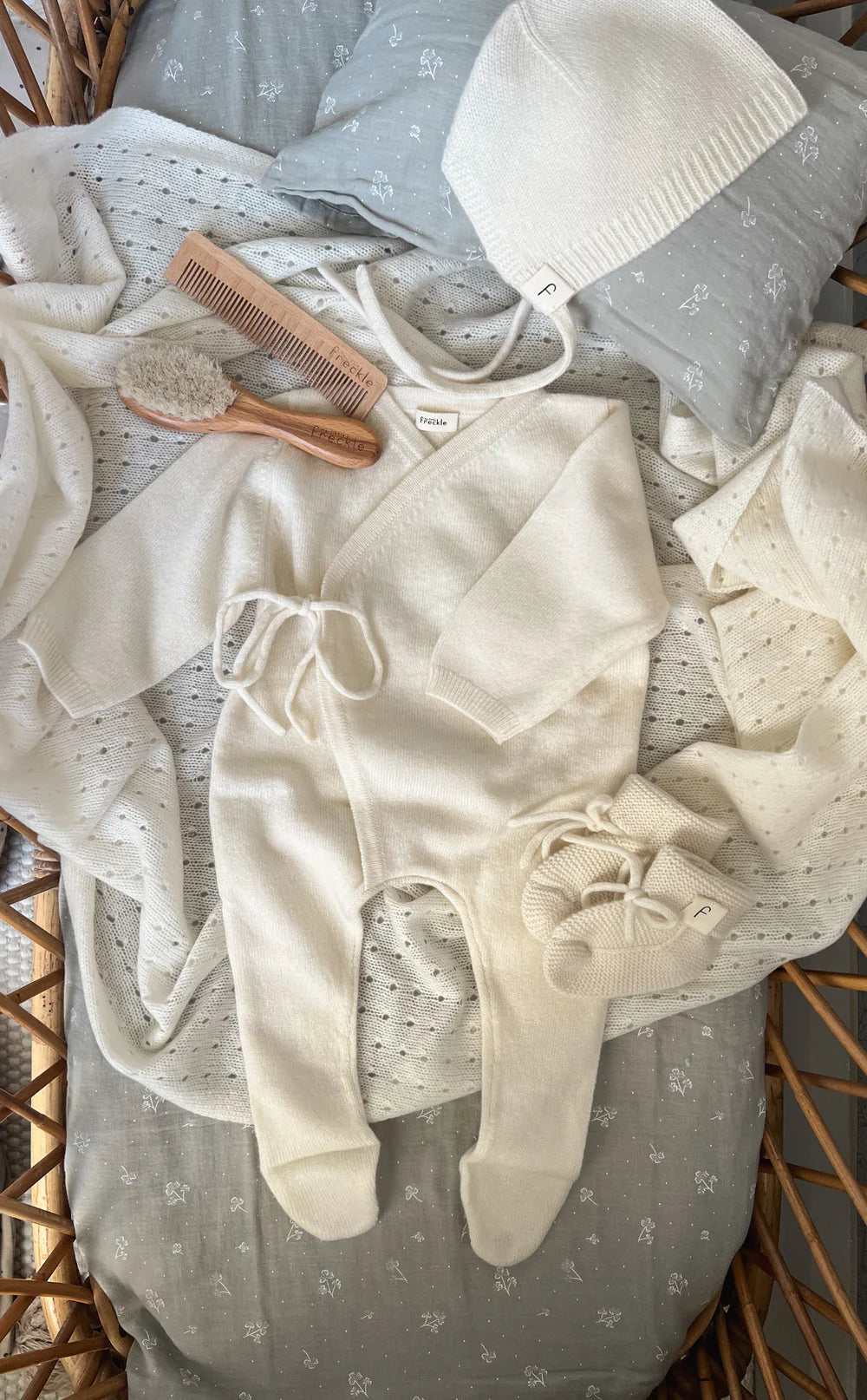 My Little Freckle Kaschmir-Neugeborenen-Outfit – Elfenbein