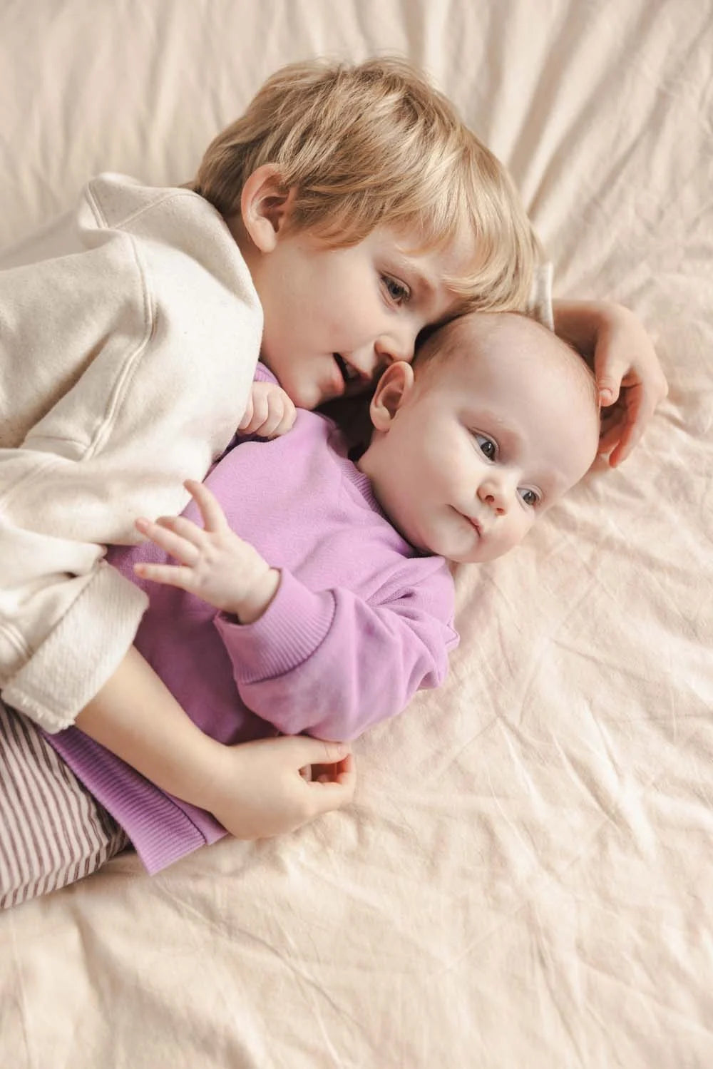 Phil & Phae dicker Babypullover aus Bio-Baumwolle - Helles Flieder
