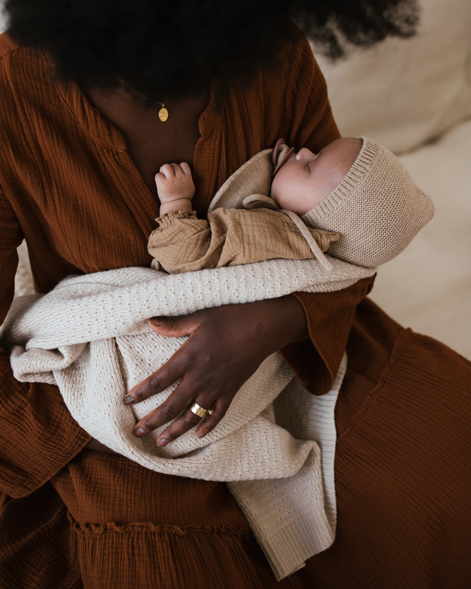 Hvid strikmutsje Dolly - Sand