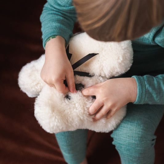 FLATOUTbear-schapenwol-knuffel-milk
