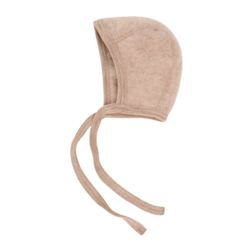 Engel natur wolfleece strikmutsje in de kleur sand melange - de Wevershoek