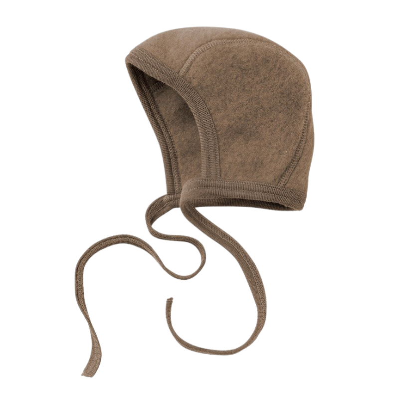 Engel natur wolfleece strikmutsje in de kleur walnut melange - de Wevershoek