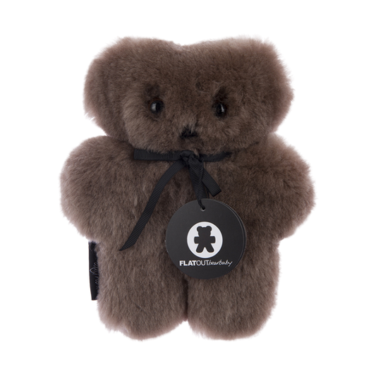 FLATOUTBEARbaby wollen platte kleine teddybeer in de kleur chocolate  - de Wevershoek