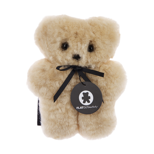 FLATOUTBEARbaby wollen platte kleine teddybeer in de kleur honey - de Wevershoek