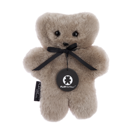 FLATOUTBEAR wollen platte grote teddybeer in de kleur latte - de Wevershoek