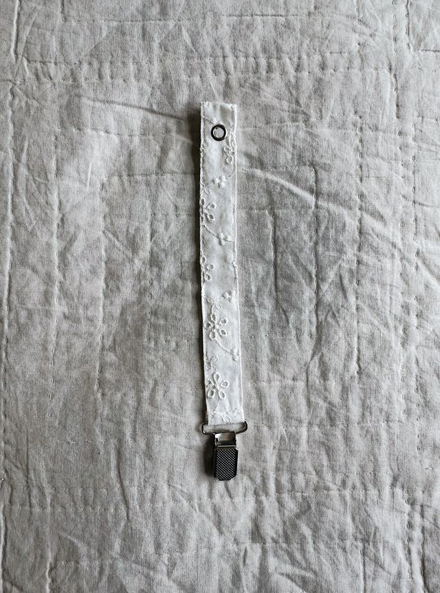 Lalaby Schnullerkette aus Baumwolle – Broderie Anglaise