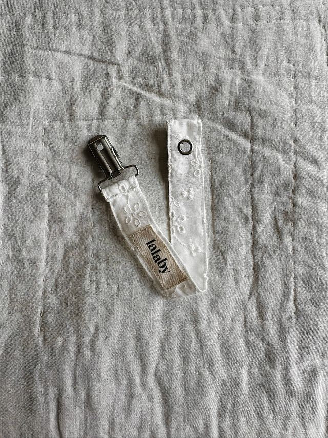 Lalaby Schnullerkette aus Baumwolle – Broderie Anglaise