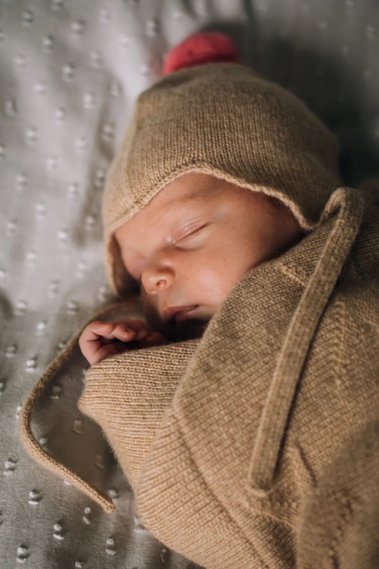 Rosie Sugden kasjmier strikmutsje met pom-pom - Camel / Blusher