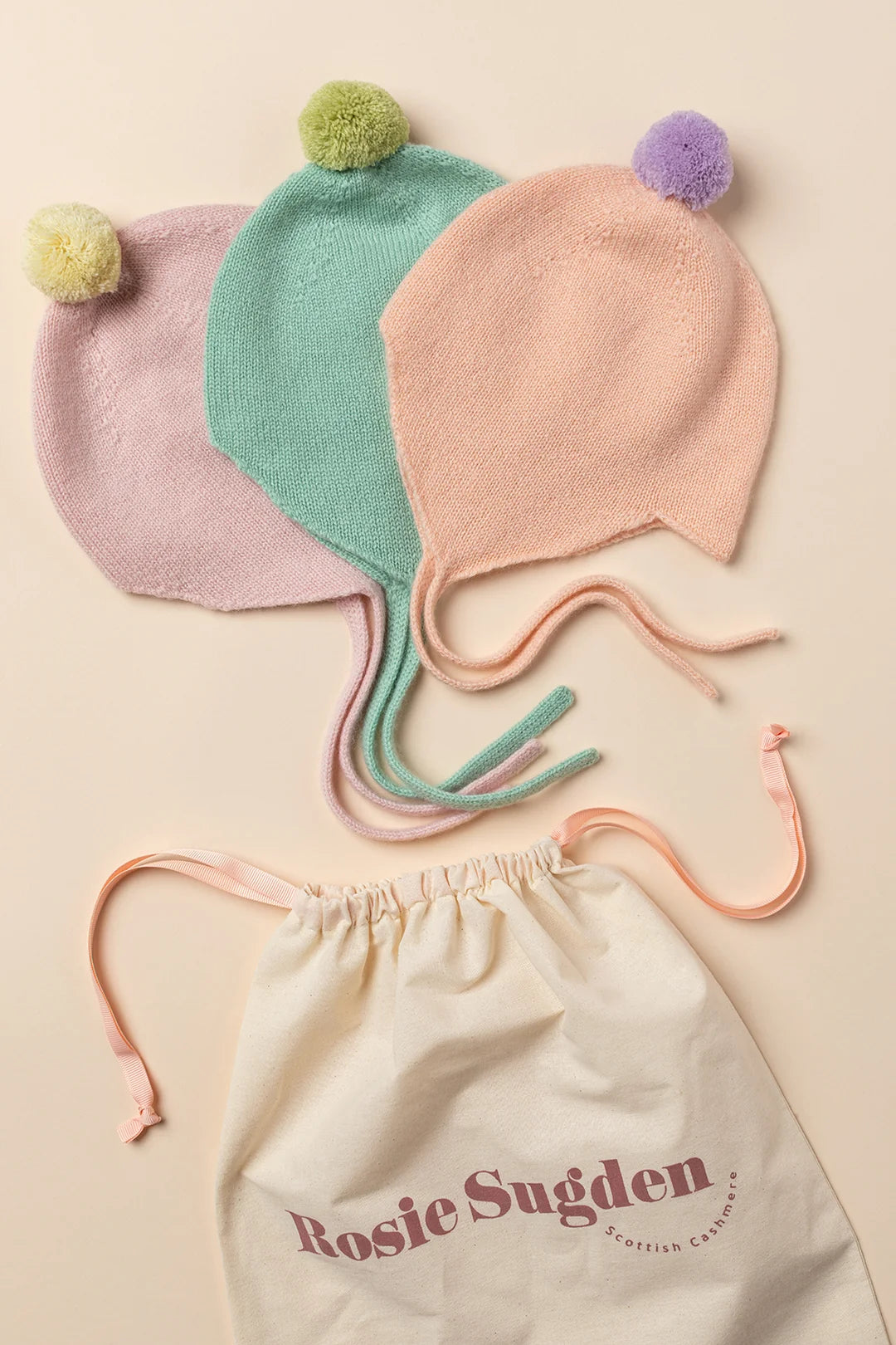 Rosie Sugden kasjmier strikmutsje met pom-pom - Marshmallow / Lemon