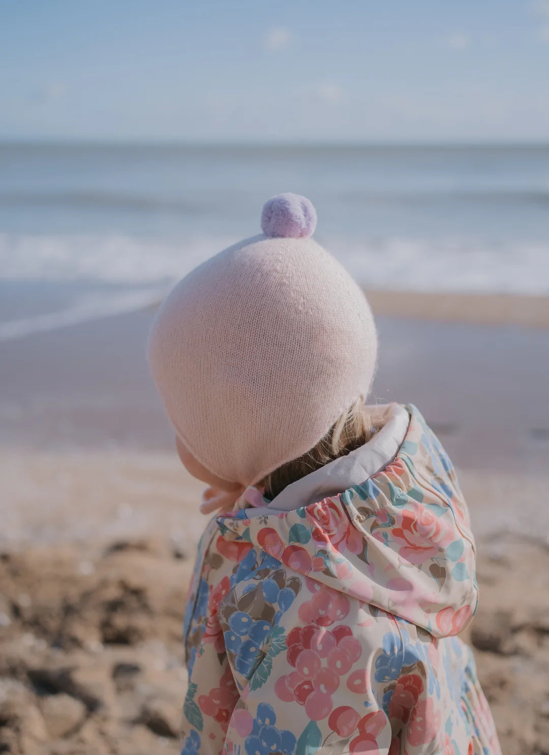 Rosie Sugden kasjmier strikmutsje met pom-pom - Peach / Lupin