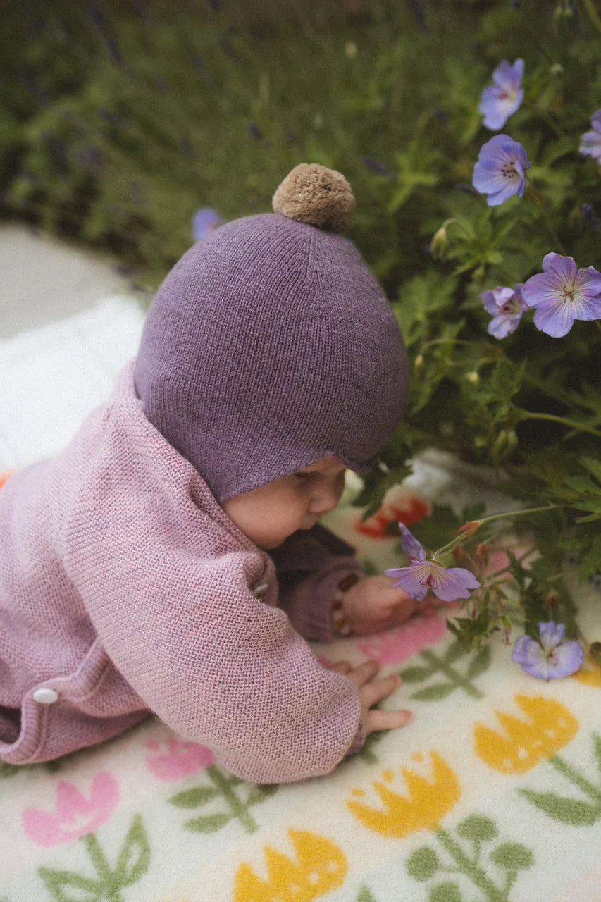 Rosie Sugden kasjmier strikmutsje met pom-pom - Purple Rain / Stoneage